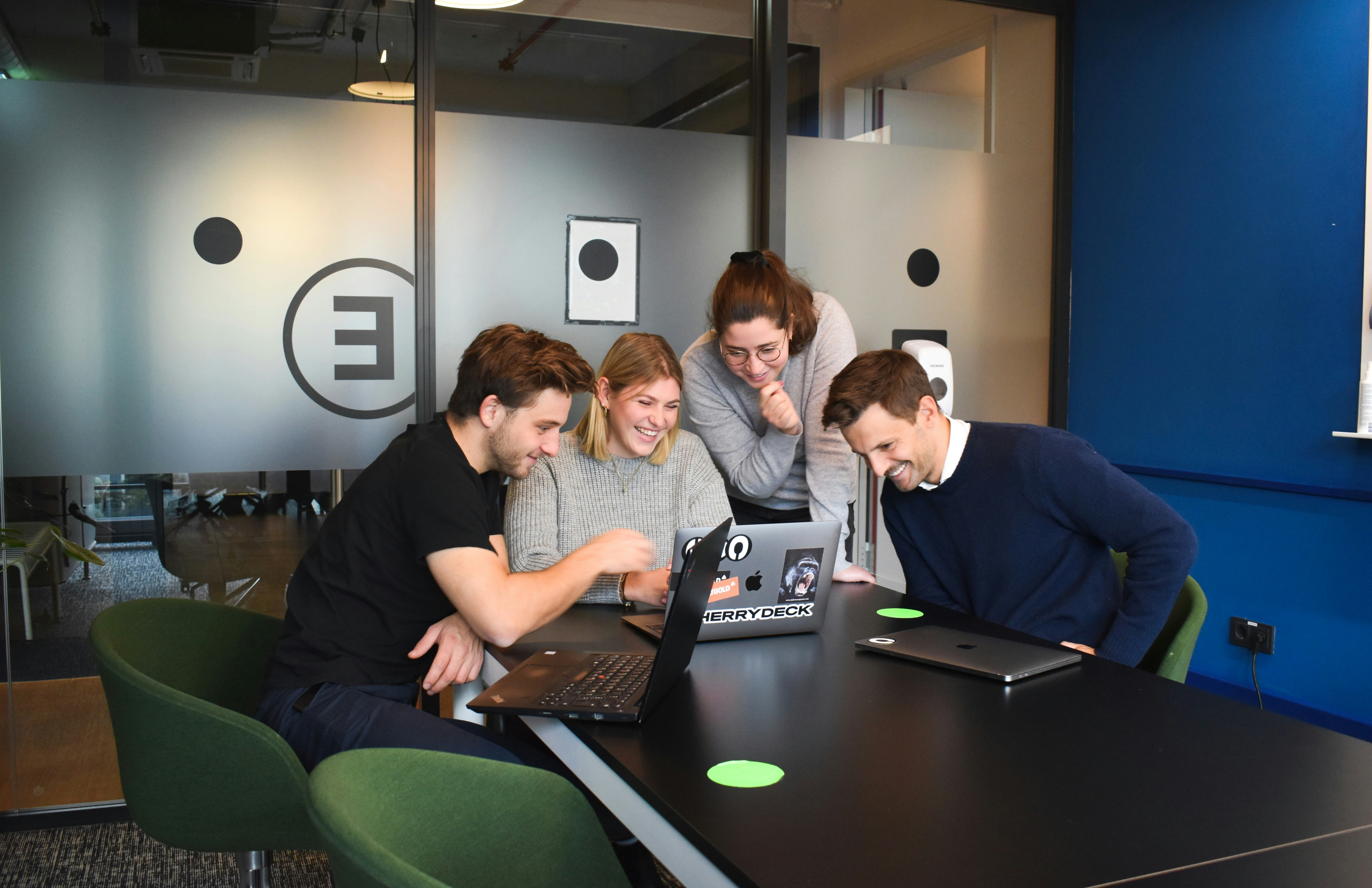 IT-Team, das gemeinsam an einem Laptop arbeitet